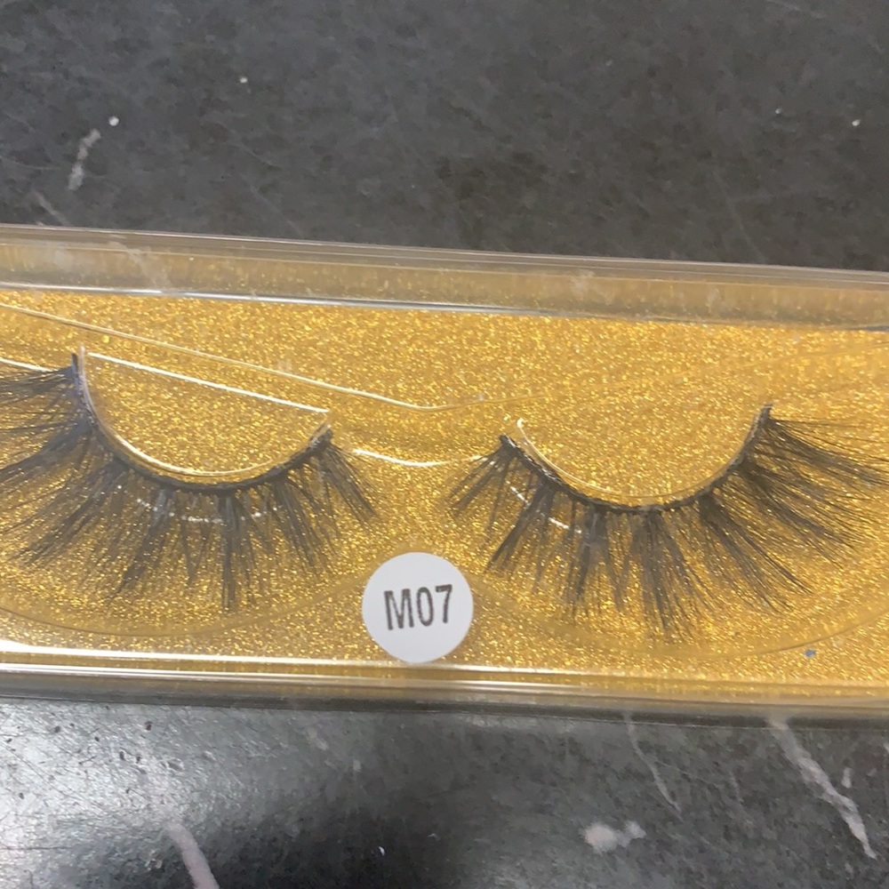 Lashes - Picture 5 of 17